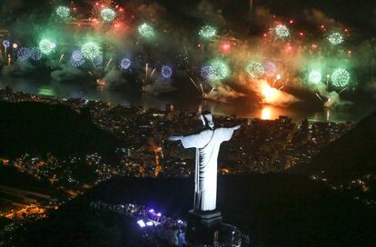 Vista dos fogos na praia de Copacabana com o Cristo Redentor, no Rio de Janeiro.