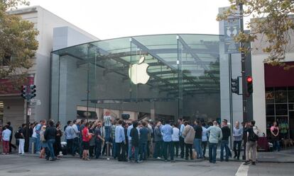 Clientes esperan en fila para comprar el iPhone6 en una tienda de Apple en Palo Alto, California (EE.UU.).