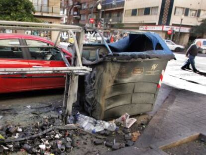 Un contenedor quemado en Valencia.