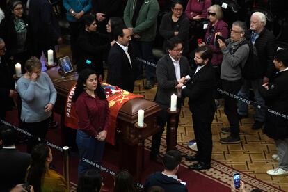 Gabriel Boric en el velorio del presidente del Partido Comunista (PC) de Chile, Guillermo Teillier.