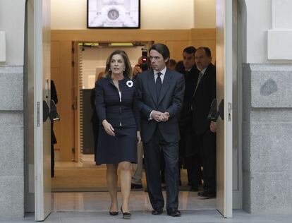 Ana Botella y su marido salen juntos del Ayuntamiento tras ser nombrada primera alcaldesa de Madrid.