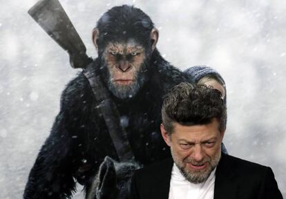 El actor británico Andy Serkis posa a su llegada al estreno de 'El Planeta de los Simios: La Guerra ' el 10 de julioen el Teatro SVA de Nueva York.