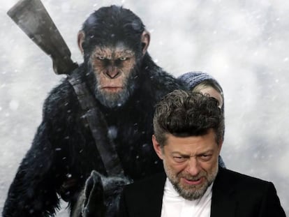 El actor británico Andy Serkis posa a su llegada al estreno de 'El Planeta de los Simios: La Guerra ' el 10 de julioen el Teatro SVA de Nueva York.