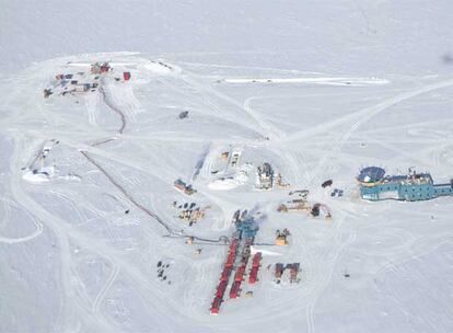 Vista area de las instalaciones de IceCube, junto a la base Amundsen-Scott del Polo Sur.