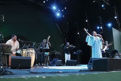 Susana Baca canta en el festival &#039;Celebrate Brooklyn!&#039; de 2013 en Nueva York.