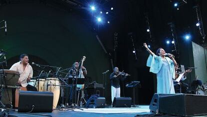 Susana Baca canta en el festival &#039;Celebrate Brooklyn!&#039; de 2013 en Nueva York.