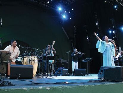 Susana Baca canta en el festival &#039;Celebrate Brooklyn!&#039; de 2013 en Nueva York.