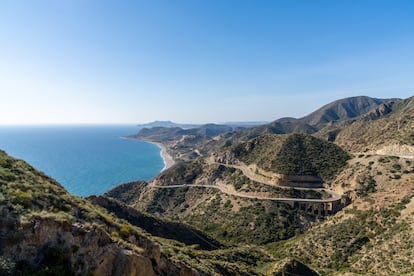Carretera de montaña en la Costa de Almería en el sur de España