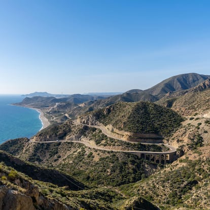 Carretera de montaña en la Costa de Almería en el sur de España