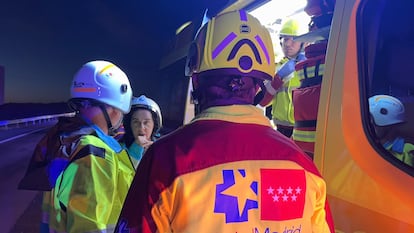 Parte del equipo de Emergencias de la Comunidad de Madrid que acudió al lugar del accidente en la A-3, a su paso por Estremera, esta madrugada.