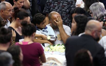 Familiares e amigos das vítimas do massacre de Suzano se emocionam em velório coletivo na Arena Suzano, nesta quinta-feira. 