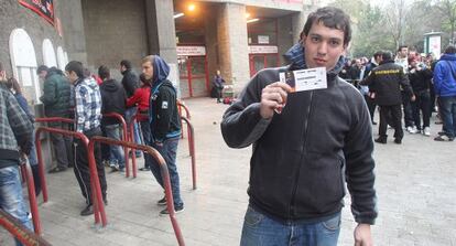 El primer joven de la cola en San Mamés para hacerse con una entrada para el partido contra el Schalke04.