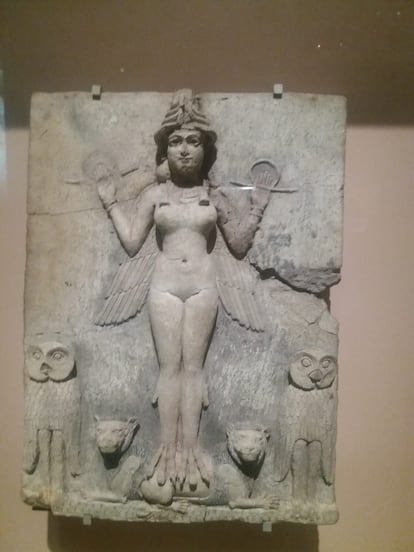 El relieve 'La reina de la noche' en la exposición 'Veneradas y temidas'.