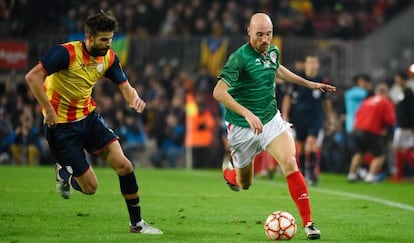 Piqu&eacute; persigue a Toquero en el duelo del Camp Nou.