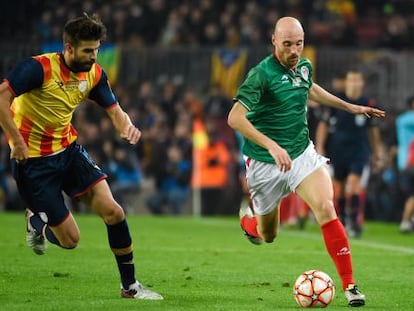 Piqué persegueix Toquero en el duel del Camp Nou.