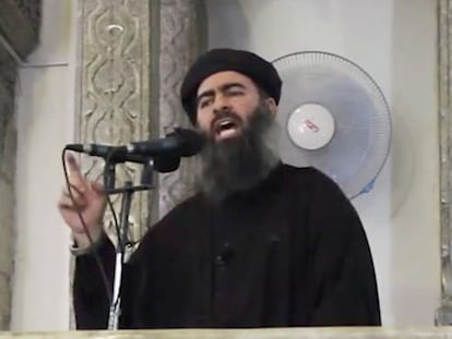 Abu Bakr Al Baghdadi durante sermão em mesquita no Iraque em julho.