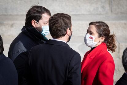 Afonso Fernández Mañueco (izquierda), Pablo Casado (centro) e Isabel Díaz Ayuso en la celebración del Día de la Constitución en el Congreso.