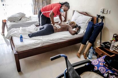 Asiya Mohammed recibe un masaje de la fisioterapeuta del equipo olímpico keniano Josephine Kaburu. La atleta fue criada por un primo y cursó estudios de Magisterio, pero no se había inclinado nunca por el deporte hasta que hace cinco años comenzó a ganar peso. "Pesaba 70 kilos, lo que preocupaba mucho a mi familia por mi discapacidad. Ellos me aconsejaron hacer deporte para perder peso y estar en forma", recuerda.