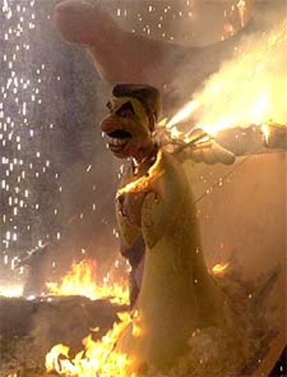 Un <i>ninot</i> de José María Aznar es consumido por el fuego en la <i>cremá</i> de las Fallas.