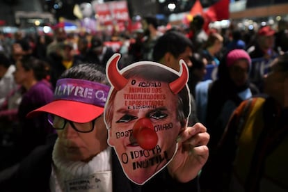 Sindicatos y activistas sociales se manifiestan en contra de la propuesta del presidente de Brasil, Jair Bolsonaro, de reformar el sistema de seguridad social en São Paulo (Brasil).