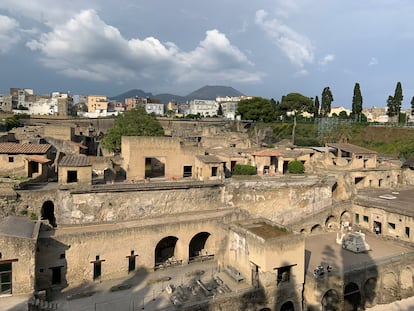 Vista general de la ciudad romana de Herculano con el Vesubio al fondo.