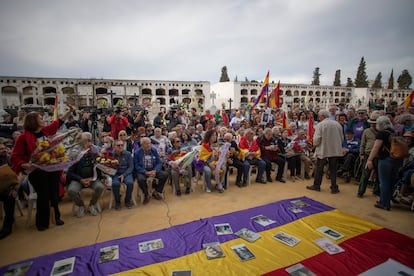 Víctimas y familiares en la inauguración del osario-memorial de Pico Reja en el cementerio de San Fernando de Sevilla, en marzo de 2023.