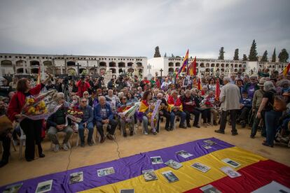 Víctimas y familiares en la inauguración del osario-memorial de Pico Reja en el cementerio de San Fernando de Sevilla, en marzo de 2023.