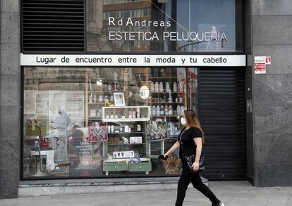 Una peluquería cerrada en Bilbao.