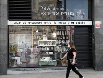 Una peluquería cerrada en Bilbao.