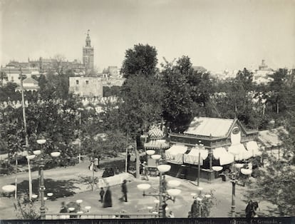 'La Catedral y exterior del Alcázar desde la pasarela, Sevilla'. 1898. La estructura desde la que fue tomada la foto fue demolida.