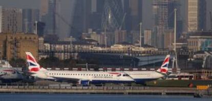 Aviones de IAG en el aeropuerto London City.