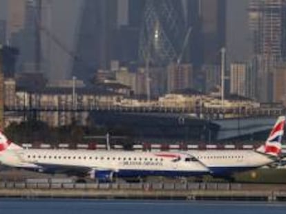 Aviones de IAG en el aeropuerto London City.