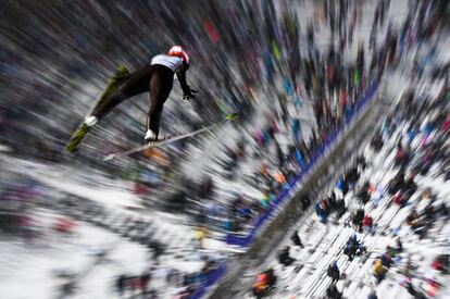 El alemán Svenja Wuerth compite durante los Campeonatos Mundiales de Esquí Nórdico (FIS 2017) en la localidad de Lahti, (Finlandia).