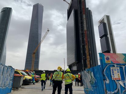 La zona, tras el desalojo de la quinta torre, en una imagen distribuida por Emergencias Madrid en Twitter.