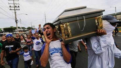 Amigos e familiares carregam o caixão do estudante Gerald Velázquez, morto durante confrontos com a polícia, próximo da Universidade Nacional Autônoma da Nicarágua (UNAM), em Manágua, no dia 16 de julho de 2018.