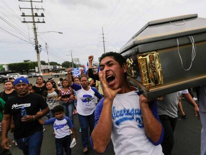 Amigos e familiares carregam o caixão do estudante Gerald Velázquez, morto durante confrontos com a polícia, próximo da Universidade Nacional Autônoma da Nicarágua (UNAM), em Manágua, no dia 16 de julho de 2018.