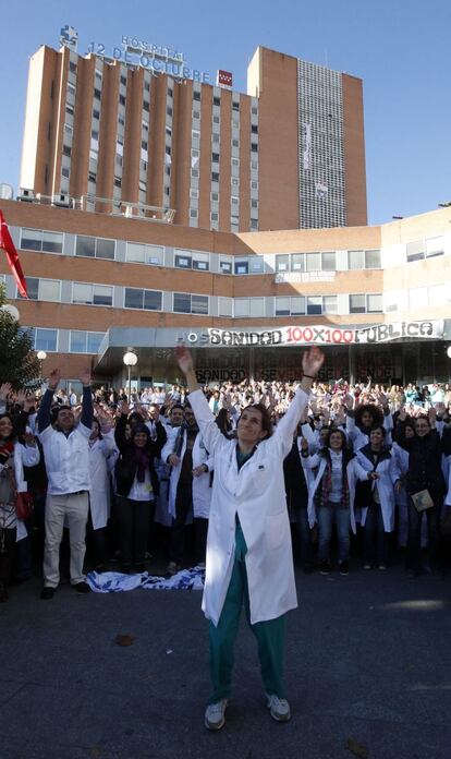 Los sanitarios del hospital 12 de Octubre durante el 'flashmob' que han protagonizado en la puerta del hospital