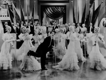 Groucho Marx (centro) en un fotograma de la película 'Sopa de gansos'.