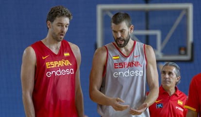 Los hermanos Gasol charlan en presencia de Scariolo tras un entrenamiento de la selecci&oacute;n.