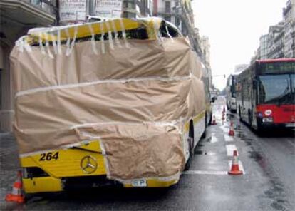 El autobús siniestrado, poco antes de ser retirado.