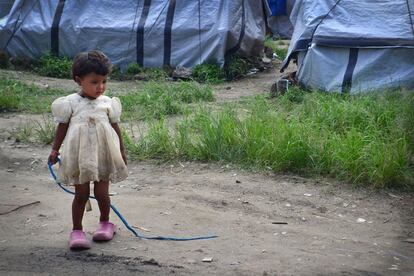 Más de 5.000 niños menores de cinco años viven todavía en campos de desplazados por el terremoto de Nepal, según la OIM. Los niños deben descalzarse para entrar en la carpa que sirve de escuela en Chuchepati.