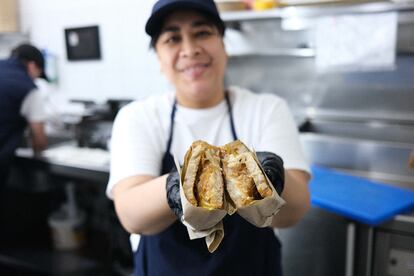 Sándwich de 'kimchi' en el local de Orchestra Kitchen de la calle Modesto Lafuente, en Madrid.