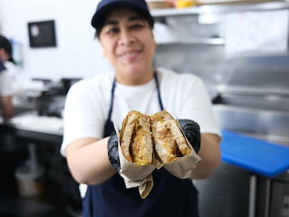 Sándwich de 'kimchi' en el local de Orchestra Kitchen de la calle Modesto Lafuente, en Madrid.