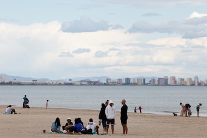 Varias personas conversan el pasado sábado en una playa de Valencia