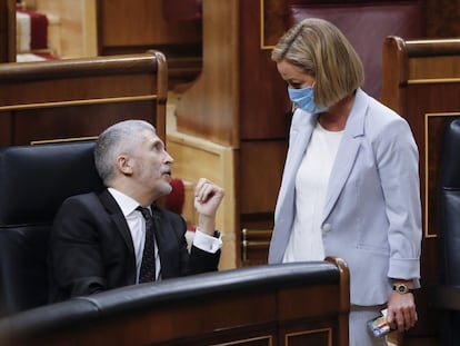 El ministro del Interior, Fernando Grande-Marlaska, conversa con la portavoz de Coalición Canaria, Ana Oramas, este miércoles en el pleno del Congreso.