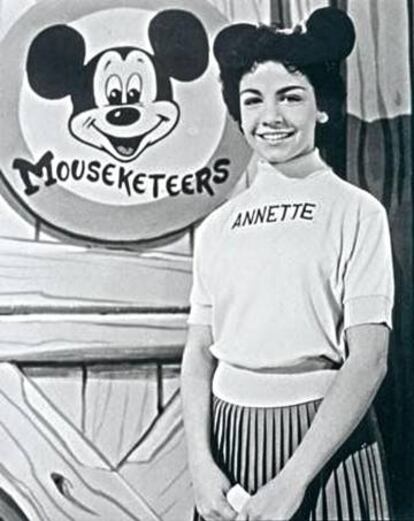 Annette Funicello, presentadora del programa de televisión 'The Mickey Mouse Club', con quien Dennis reconoció que tuvo sus primeras fantasías macabras.