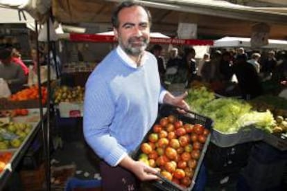 El bioinformático alicantino Gabino Sánchez Pérez ha liderado desde Holanda un estudio internacional para secuenciar el genoma completo de 150 tipos de tomate de alto interés comercial procedentes de todo el mundo, tanto de variedades cultivables como salvajes. Gabino Sánchez Pérez (Alicante, 1974) es el responsable del Laboratorio de Bioinformática del "Plant Research International" (Investigación Internacional de Plantas) de la Universidad de Wageningen, en la ciudad holandesa del mismo nombre, y dirige un grupo de quince investigadores que ha protagonizado la investigación en colaboración con el Instituto de Genómica de Pekín (BGI).