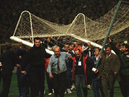 Operarios del Madrid transportan una porter&iacute;a de reserva en el Bernab&eacute;u el 1 de abril de 1998.