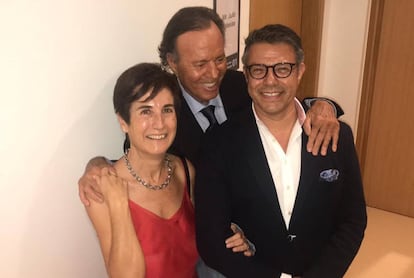 Julio Iglesias, con Ángeles Espinosa, corresponsal de EL PAÍS en Dubái, y el pintor José Toledo.