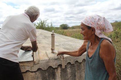 Francisca Balbina e João Bezerra dos Santos são casados há mais de 50 anos. Na zona rural da cidade de Cariús, tiveram dez filhos, mas só quatro sobreviveram à falta de água e de comida que marcou a vida do casal. "Morreram tudo antes de caminhar, de precisão", diz Francisca. Os que sobreviveram trabalham da roça. Neste ano, a pouca chuva não deu pra segurar a fava nem o feijão. Água pra beber ainda tem por causa do que a cisterna guardou, mas a sede é um medo que começa a rondar. "A minha cisterna está quase seca, e eu fico imaginando quando se acabar. Não tem mais onde ir buscar", diz Francisca. A sorte, explica João, é que agora tem seguro-safra e a aposentadoria para ajudar o agricultor a atravessar a seca.